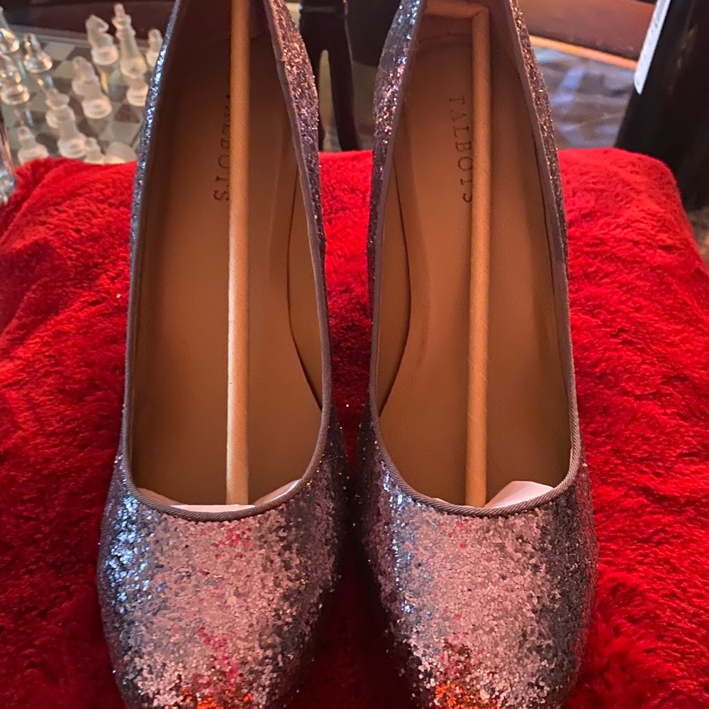 Mark Jacob silver shoes in size 10. They are in perfect condition. I wore once.